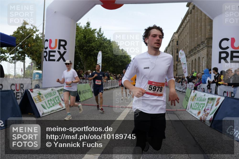06.09.2026 - CURREX Alsterlauf Yannick Fuchs http://msf.ph/oto/10189745 06.09.2026 09:57:28 Ziel 2316, 2806, 2966, 3160, 3236, 3559, 3881, 3914, 3978, 4641, 4859, 5463, 5510, 5978, 6119, 6279, 8029, 8198, 8281 meine-sportfotos.de