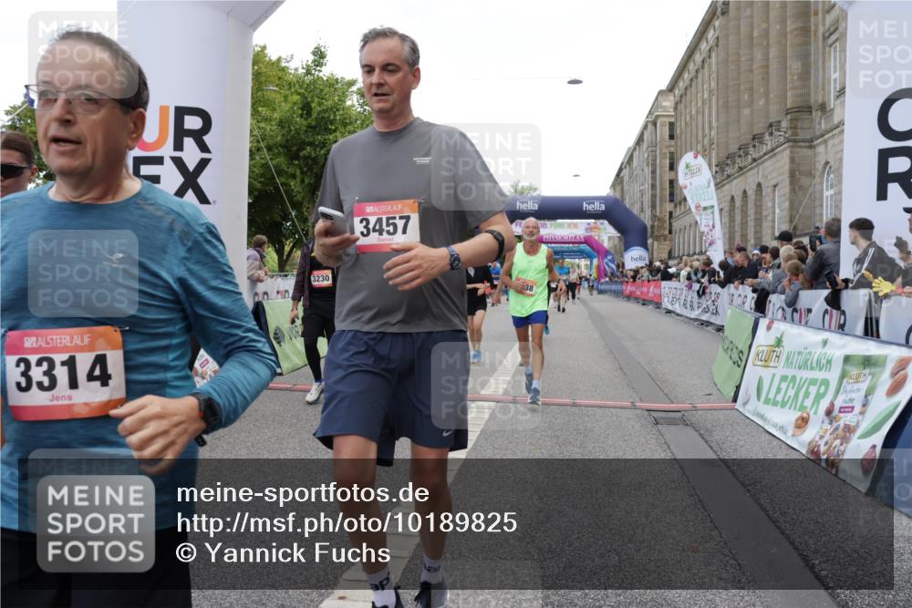 06.09.2026 - CURREX Alsterlauf Yannick Fuchs http://msf.ph/oto/10189825 06.09.2026 10:05:44 Ziel 2267, 2476, 2659, 3064, 3180, 3230, 3314, 3439, 3457, 4130, 4197, 4198, 4408, 4430, 4538, 5135, 5137, 5373, 5390, 5405, 5406, 5777, 6458 meine-sportfotos.de