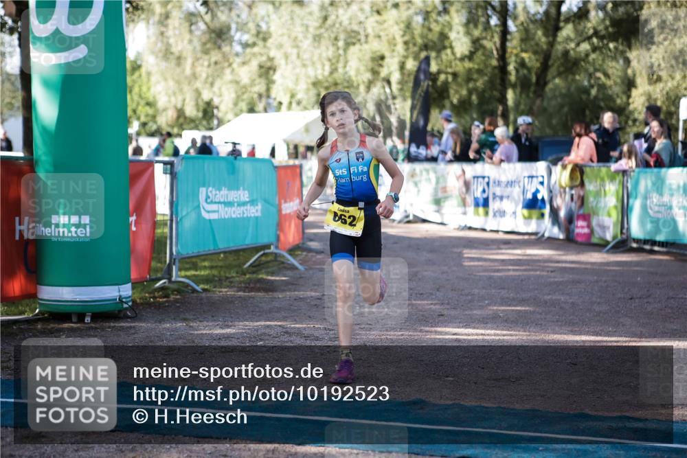 06.09.2026 - 20. Norderstedt Triathlon H.Heesch http://msf.ph/oto/10192523 06.09.2026 09:49:27 Ziel 611, 662, 663 meine-sportfotos.de