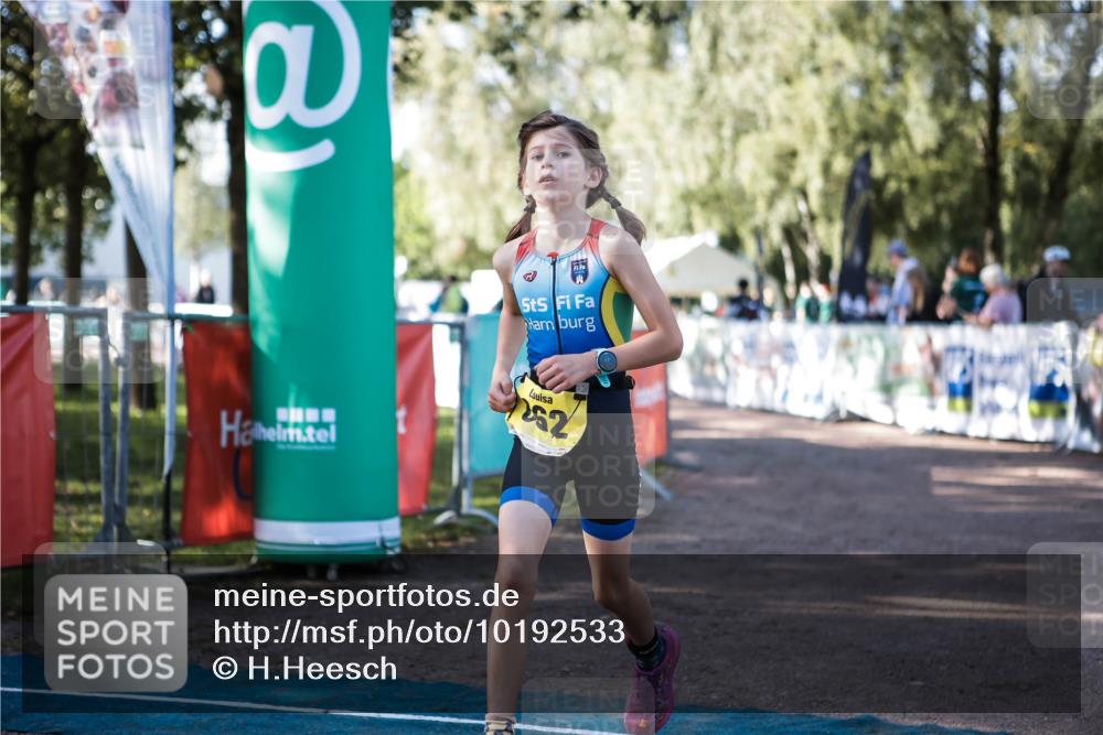 06.09.2026 - 20. Norderstedt Triathlon H.Heesch http://msf.ph/oto/10192533 06.09.2026 09:49:27 Ziel 611, 662, 663 meine-sportfotos.de