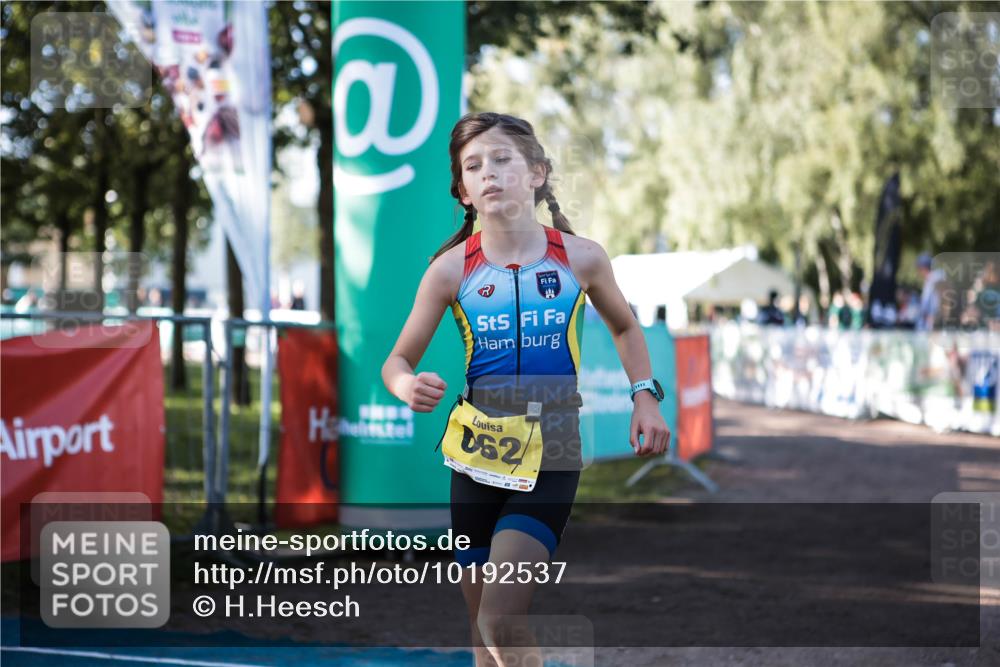 06.09.2026 - 20. Norderstedt Triathlon H.Heesch http://msf.ph/oto/10192537 06.09.2026 09:49:28 Ziel 662, 663 meine-sportfotos.de