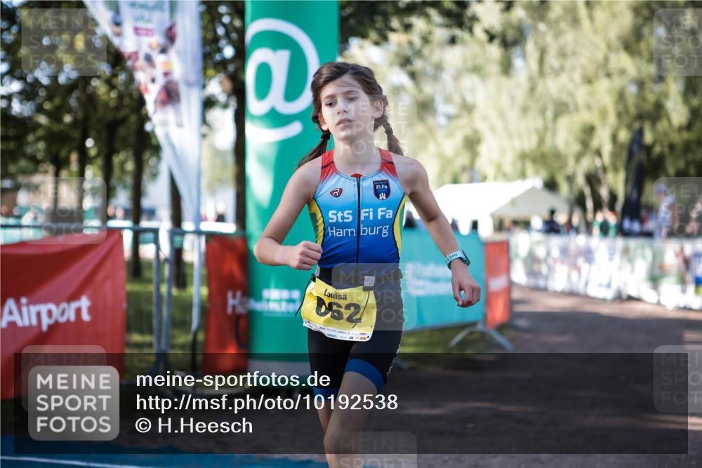 06.09.2026 - 20. Norderstedt Triathlon H.Heesch http://msf.ph/oto/10192538 06.09.2026 09:49:28 Ziel 662, 663 meine-sportfotos.de
