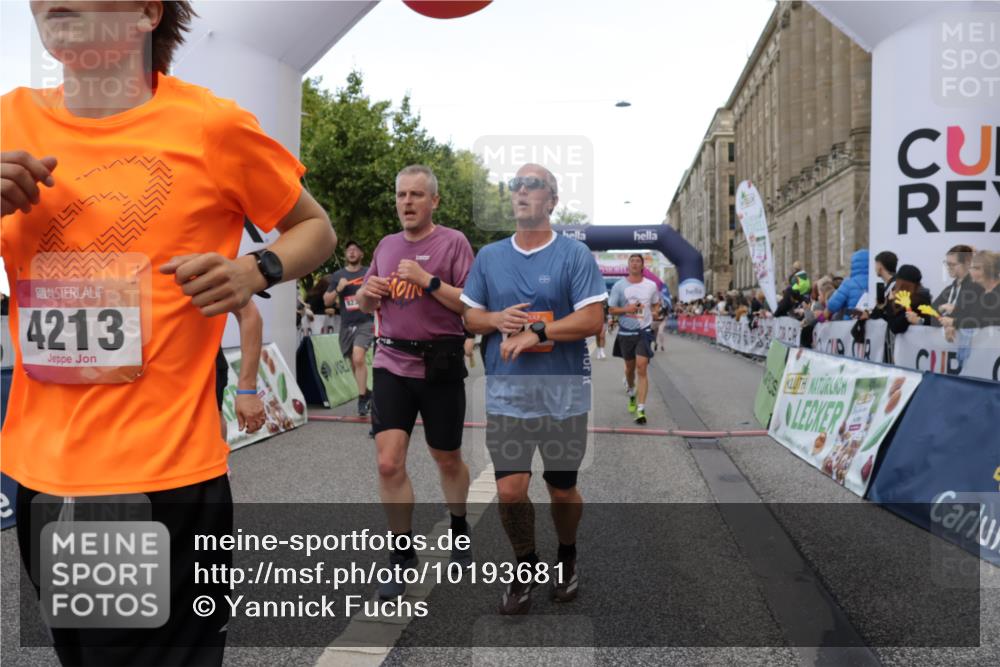 06.09.2026 - CURREX Alsterlauf Yannick Fuchs http://msf.ph/oto/10193681 06.09.2026 09:57:40 Ziel 2237, 2242, 2288, 2538, 2663, 2806, 2877, 2950, 3097, 3160, 3442, 3514, 4213, 4224, 4334, 4682, 4691, 5107, 5215, 5736, 5775, 6020, 6042, 6078, 6318, 6365, 8231, 8307 meine-sportfotos.de