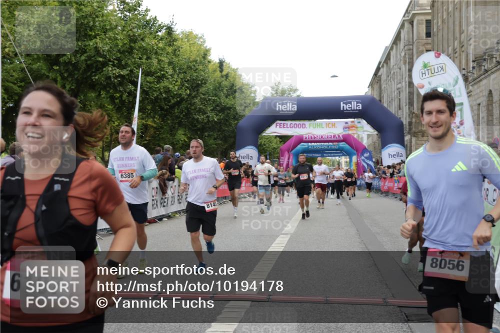 06.09.2026 - CURREX Alsterlauf Yannick Fuchs http://msf.ph/oto/10194178 06.09.2026 10:06:03 Ziel 2413, 2457, 2458, 3098, 3842, 3976, 4894, 5277, 5726, 5781, 6045, 6089, 6107, 6385, 8056, 8143 meine-sportfotos.de