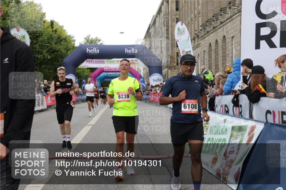 06.09.2026 - CURREX Alsterlauf Yannick Fuchs http://msf.ph/oto/10194301 06.09.2026 09:57:50 Ziel 2523, 2663, 2672, 2877, 2932, 2950, 3122, 4003, 4950, 5111, 5247, 5660, 5736, 5790, 6108, 6137, 6239, 8307 meine-sportfotos.de