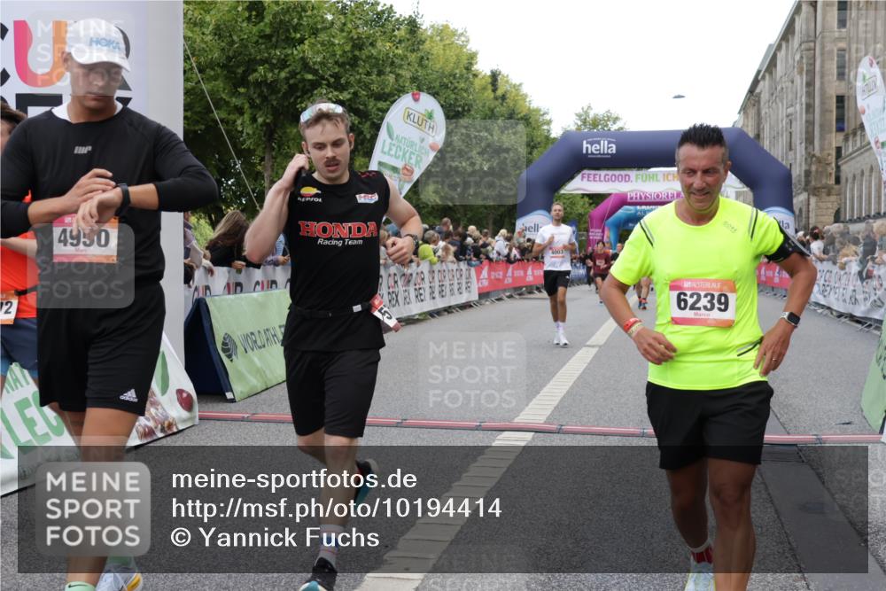06.09.2026 - CURREX Alsterlauf Yannick Fuchs http://msf.ph/oto/10194414 06.09.2026 09:57:52 Ziel 2523, 2672, 2877, 2932, 2950, 3122, 4003, 4950, 5111, 5247, 5660, 5736, 5790, 5916, 6108, 6137, 6239 meine-sportfotos.de