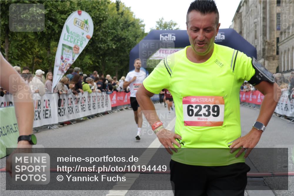 06.09.2026 - CURREX Alsterlauf Yannick Fuchs http://msf.ph/oto/10194449 06.09.2026 09:57:52 Ziel 2523, 2672, 2877, 2932, 2950, 3122, 4003, 4950, 5111, 5247, 5660, 5736, 5790, 5916, 6108, 6137, 6239 meine-sportfotos.de