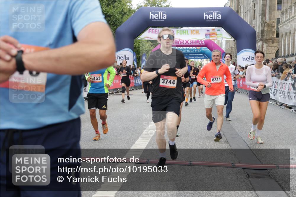 06.09.2026 - CURREX Alsterlauf Yannick Fuchs http://msf.ph/oto/10195033 06.09.2026 09:58:01 Ziel 2875, 2965, 3075, 3307, 3369, 3403, 3743, 3744, 4003, 4864, 5470, 5518, 5548, 5916, 6153, 8066, 8152, 8229, 8311 meine-sportfotos.de
