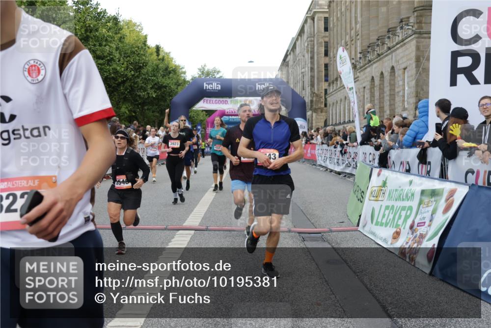 06.09.2026 - CURREX Alsterlauf Yannick Fuchs http://msf.ph/oto/10195381 06.09.2026 09:58:06 Ziel 2875, 2965, 3075, 3307, 3369, 3394, 3403, 3497, 3553, 3580, 3743, 3744, 3841, 3872, 3923, 4034, 4327, 4864, 5470, 5518, 5548, 5707, 6153, 6343, 8066, 8152, 8163, 8229, 8311 meine-sportfotos.de