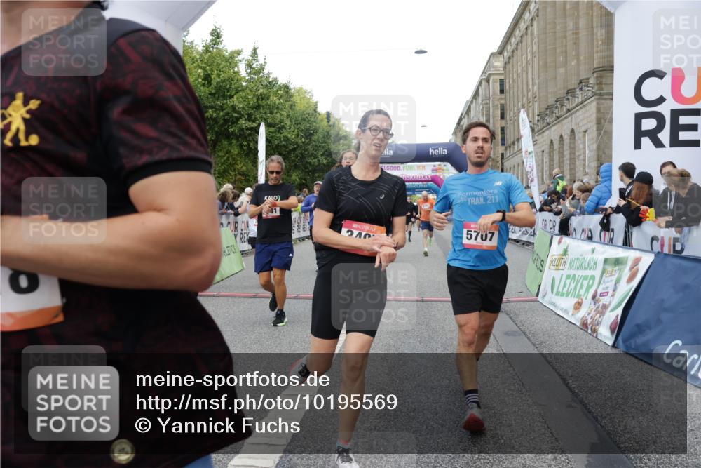 06.09.2026 - CURREX Alsterlauf Yannick Fuchs http://msf.ph/oto/10195569 06.09.2026 09:58:08 Ziel 2875, 3307, 3369, 3394, 3497, 3553, 3580, 3743, 3744, 3841, 3872, 3923, 4034, 4327, 4864, 5470, 5518, 5548, 5707, 6153, 6227, 6343, 8066, 8152, 8163, 8229, 8311 meine-sportfotos.de
