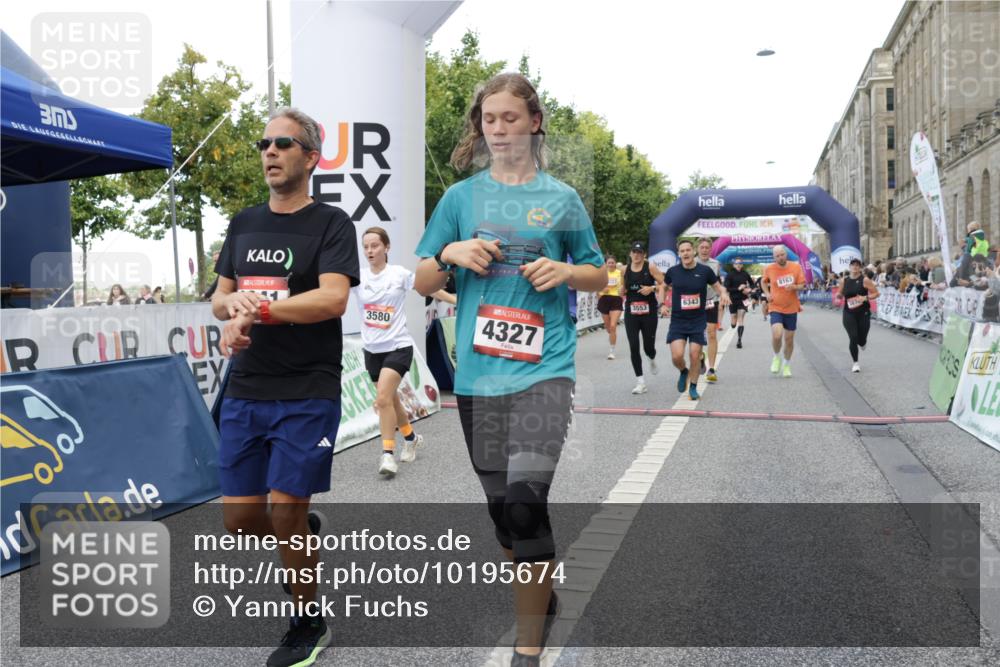 06.09.2026 - CURREX Alsterlauf Yannick Fuchs http://msf.ph/oto/10195674 06.09.2026 09:58:10 Ziel 3394, 3497, 3553, 3580, 3743, 3841, 3872, 3923, 4034, 4327, 4864, 5518, 5548, 5707, 5986, 6227, 6343, 6409, 8066, 8152, 8163, 8229 meine-sportfotos.de