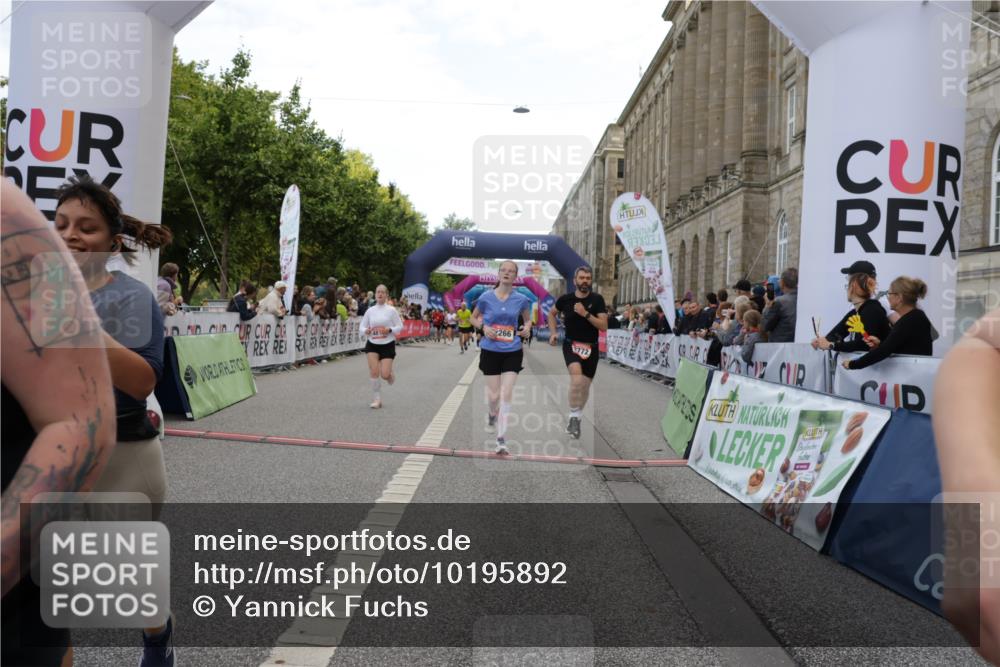 06.09.2026 - CURREX Alsterlauf Yannick Fuchs http://msf.ph/oto/10195892 06.09.2026 10:06:28 Ziel 2266, 2541, 2625, 2863, 3736, 3772, 3942, 3947, 4508, 4650, 4819, 5181, 5600, 8183 meine-sportfotos.de