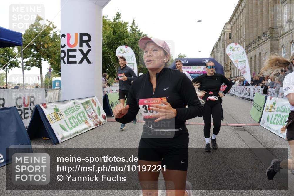 06.09.2026 - CURREX Alsterlauf Yannick Fuchs http://msf.ph/oto/10197221 06.09.2026 10:06:50 Ziel 2270, 2428, 2745, 2934, 3142, 3143, 3500, 3501, 3502, 3537, 3675, 3855, 4347, 5143, 5167, 5471, 6275, 6285, 8017 meine-sportfotos.de