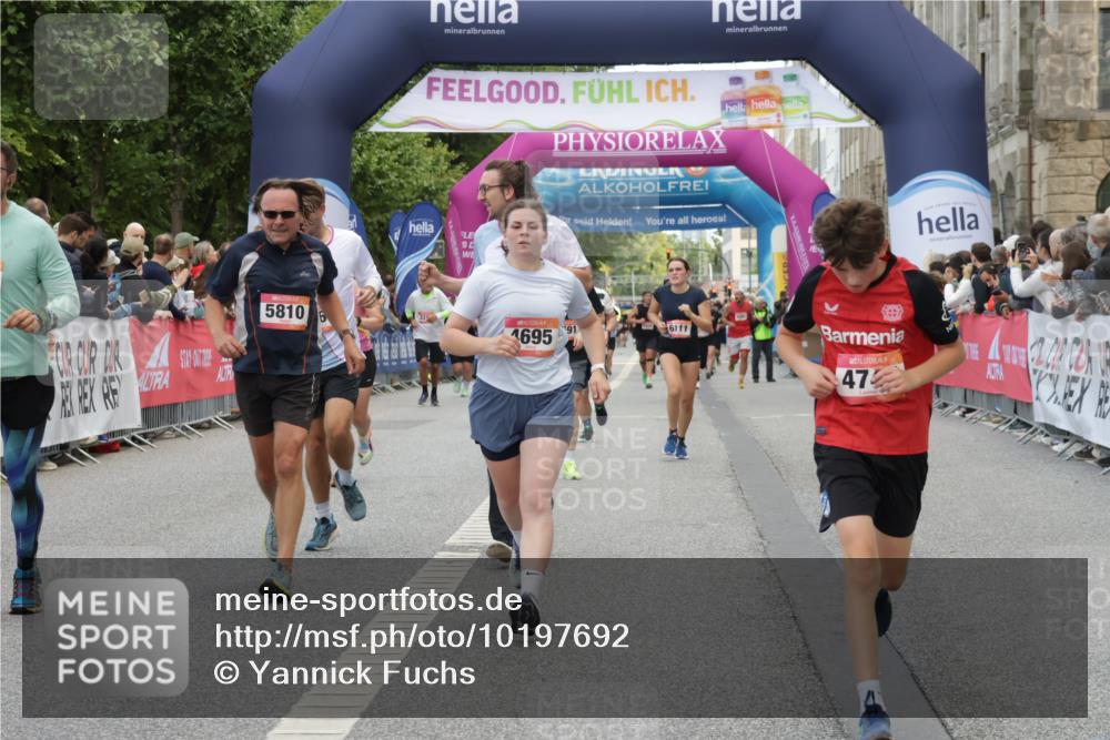 06.09.2026 - CURREX Alsterlauf Yannick Fuchs http://msf.ph/oto/10197692 06.09.2026 09:58:43 Ziel 2017, 2034, 2120, 2717, 3691, 4147, 4227, 4256, 4265, 4304, 4356, 4652, 4695, 4747, 5205, 5207, 5521, 5706, 5764, 5810, 5964, 6073, 6111 meine-sportfotos.de