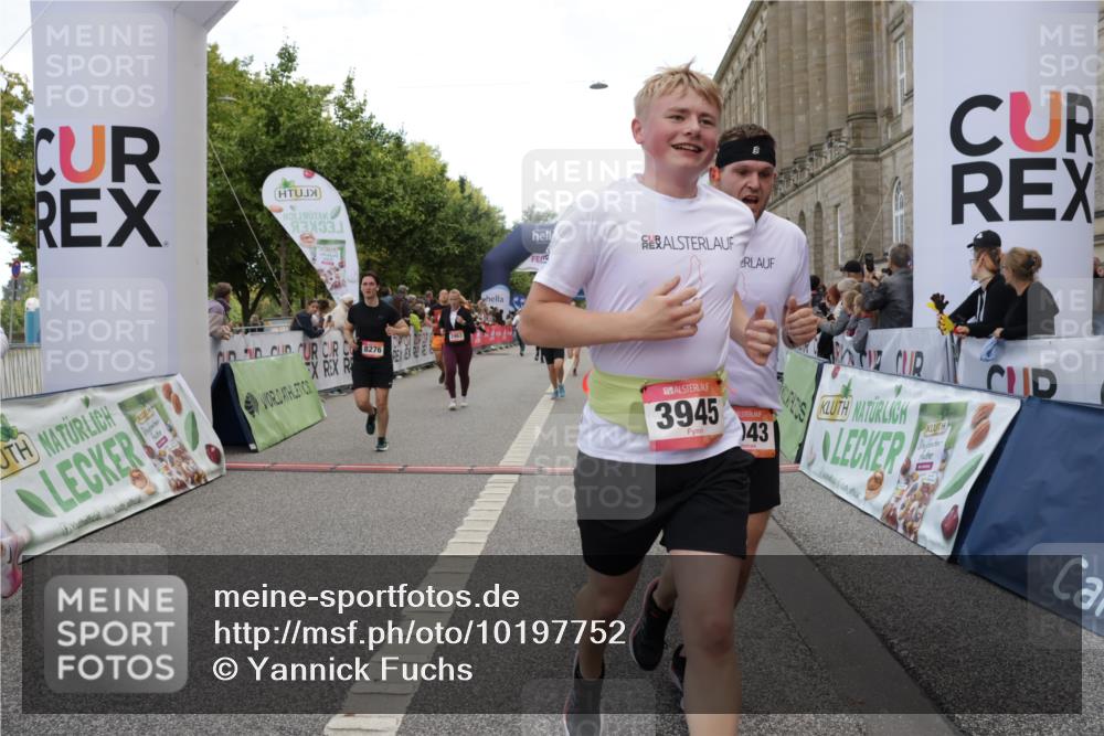 06.09.2026 - CURREX Alsterlauf Yannick Fuchs http://msf.ph/oto/10197752 06.09.2026 10:06:57 Ziel 2459, 2934, 2963, 3303, 3376, 3500, 3501, 3502, 3656, 3943, 3945, 5073, 5091, 5471, 5527, 6285, 8276 meine-sportfotos.de