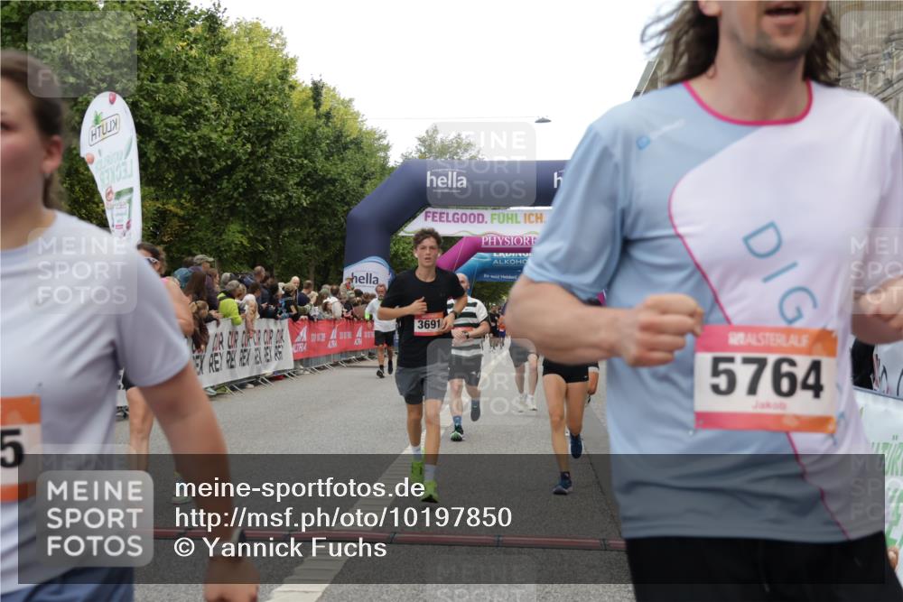 06.09.2026 - CURREX Alsterlauf Yannick Fuchs http://msf.ph/oto/10197850 06.09.2026 09:58:47 Ziel 2017, 2034, 2120, 2244, 2711, 2717, 3078, 3691, 4147, 4227, 4256, 4265, 4304, 4356, 4695, 4747, 5205, 5207, 5557, 5706, 5764, 5810, 5964, 6073, 6111 meine-sportfotos.de