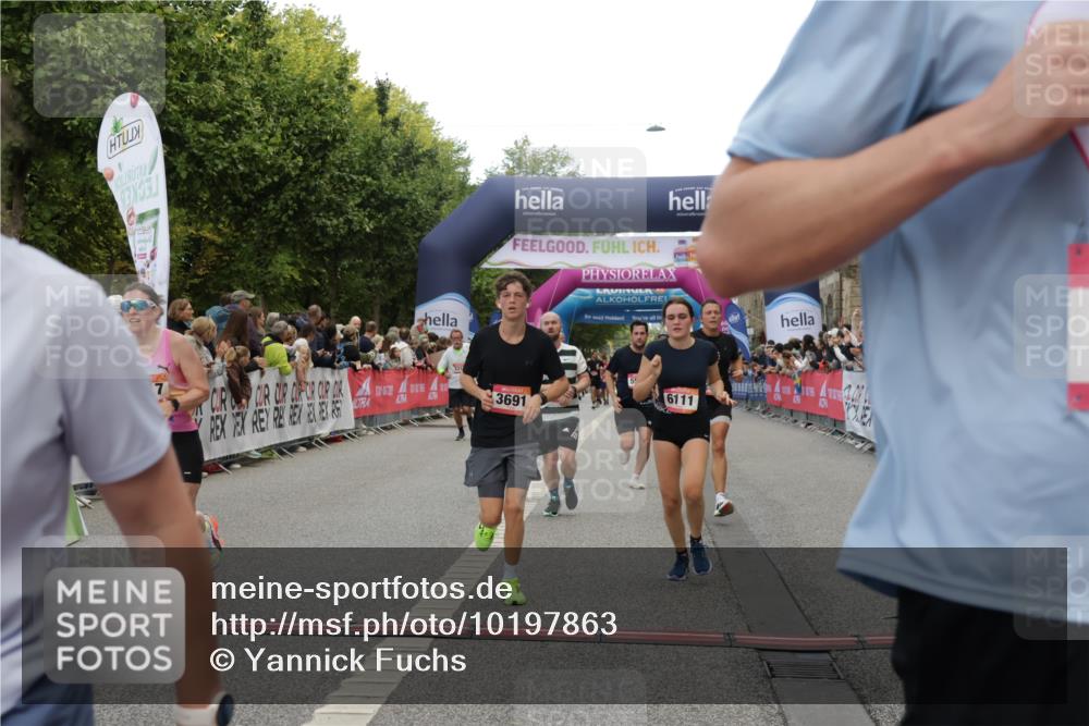 06.09.2026 - CURREX Alsterlauf Yannick Fuchs http://msf.ph/oto/10197863 06.09.2026 09:58:47 Ziel 2017, 2034, 2120, 2244, 2711, 2717, 3078, 3691, 4147, 4227, 4256, 4265, 4304, 4356, 4695, 4747, 5205, 5207, 5557, 5706, 5764, 5810, 5964, 6073, 6111 meine-sportfotos.de