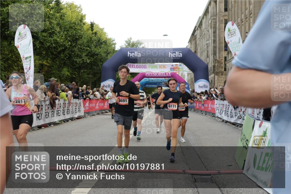 06.09.2026 - CURREX Alsterlauf Yannick Fuchs http://msf.ph/oto/10197881 06.09.2026 09:58:47 Ziel 2017, 2034, 2120, 2244, 2711, 2717, 3078, 3691, 4147, 4227, 4256, 4265, 4304, 4356, 4695, 4747, 5205, 5207, 5557, 5706, 5764, 5810, 5964, 6073, 6111 meine-sportfotos.de