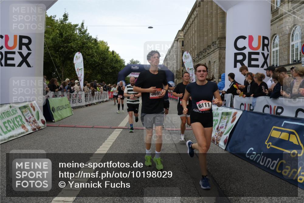 06.09.2026 - CURREX Alsterlauf Yannick Fuchs http://msf.ph/oto/10198029 06.09.2026 09:58:49 Ziel 2017, 2034, 2244, 2711, 3078, 3313, 3691, 4265, 4695, 4747, 5557, 5661, 5706, 5764, 5810, 5964, 6111 meine-sportfotos.de