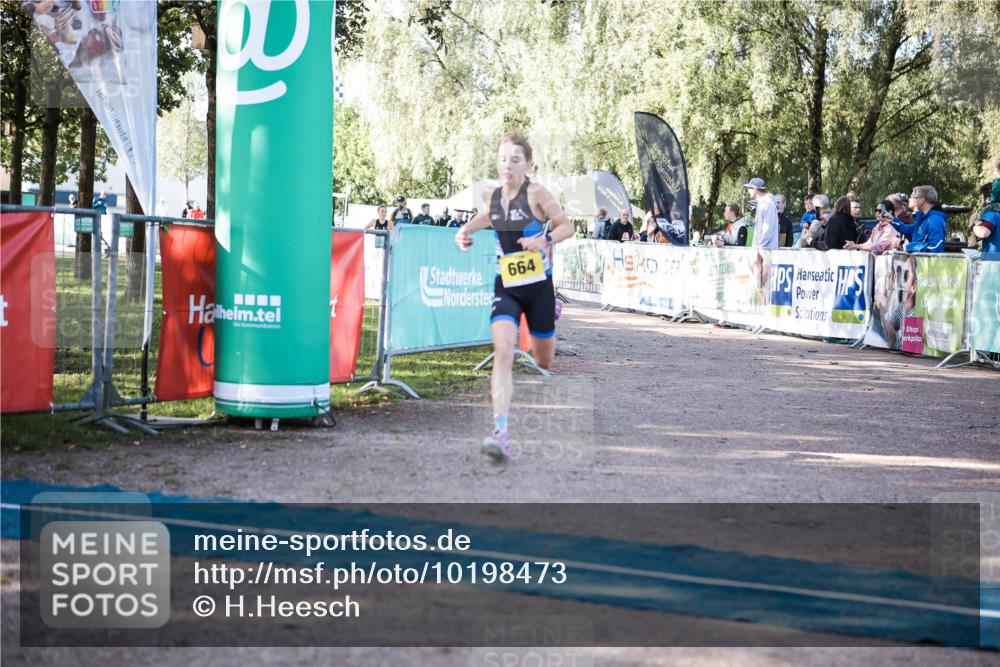 06.09.2026 - 20. Norderstedt Triathlon H.Heesch http://msf.ph/oto/10198473 06.09.2026 09:45:13 Ziel 664, 665 meine-sportfotos.de