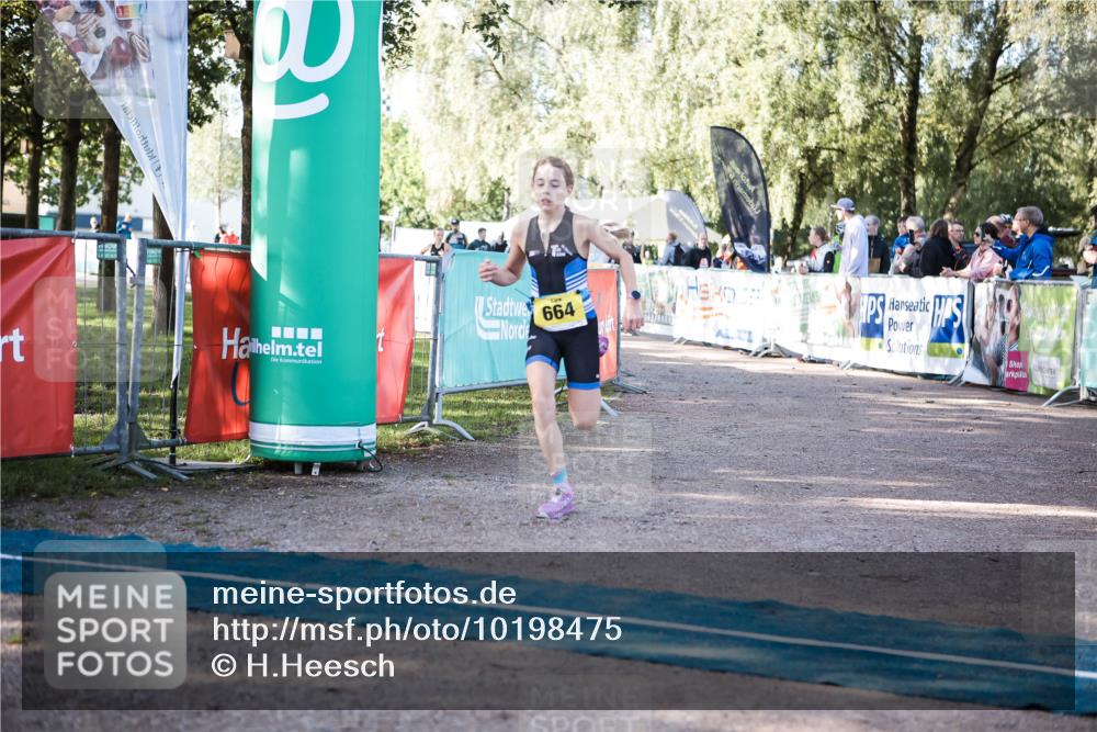 06.09.2026 - 20. Norderstedt Triathlon H.Heesch http://msf.ph/oto/10198475 06.09.2026 09:45:13 Ziel 664, 665 meine-sportfotos.de