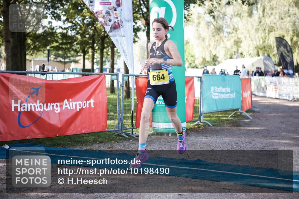 06.09.2026 - 20. Norderstedt Triathlon H.Heesch http://msf.ph/oto/10198490 06.09.2026 09:45:14 Ziel 664, 665 meine-sportfotos.de