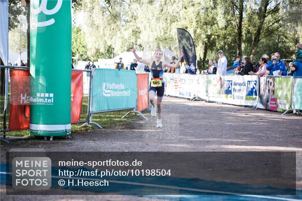 06.09.2026 - 20. Norderstedt Triathlon H.Heesch http://msf.ph/oto/10198504 06.09.2026 09:45:17 Ziel 664, 665 meine-sportfotos.de