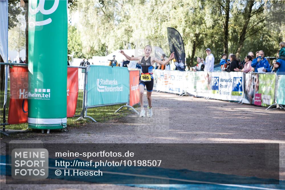 06.09.2026 - 20. Norderstedt Triathlon H.Heesch http://msf.ph/oto/10198507 06.09.2026 09:45:17 Ziel 664, 665 meine-sportfotos.de