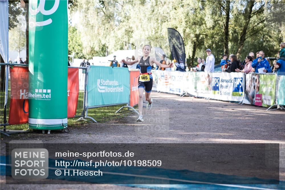 06.09.2026 - 20. Norderstedt Triathlon H.Heesch http://msf.ph/oto/10198509 06.09.2026 09:45:17 Ziel 664, 665 meine-sportfotos.de