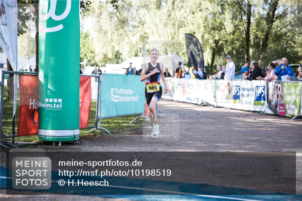 06.09.2026 - 20. Norderstedt Triathlon H.Heesch http://msf.ph/oto/10198519 06.09.2026 09:45:17 Ziel 664, 665 meine-sportfotos.de