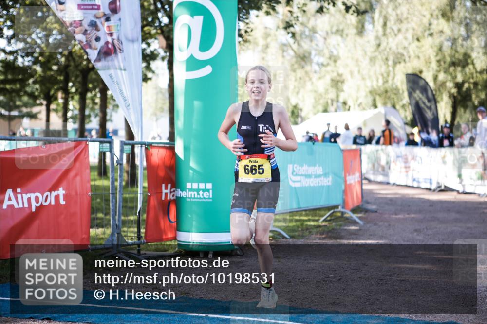 06.09.2026 - 20. Norderstedt Triathlon H.Heesch http://msf.ph/oto/10198531 06.09.2026 09:45:18 Ziel 664, 665 meine-sportfotos.de