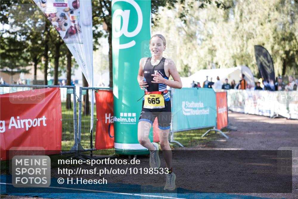 06.09.2026 - 20. Norderstedt Triathlon H.Heesch http://msf.ph/oto/10198533 06.09.2026 09:45:18 Ziel 664, 665 meine-sportfotos.de