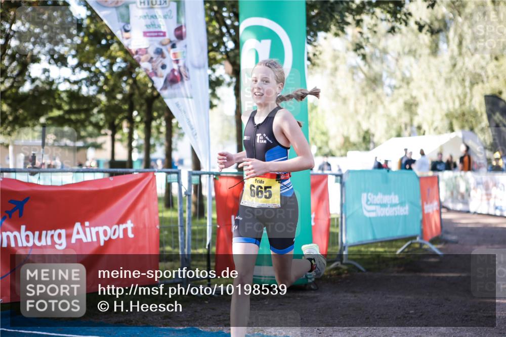 06.09.2026 - 20. Norderstedt Triathlon H.Heesch http://msf.ph/oto/10198539 06.09.2026 09:45:19 Ziel 664, 665 meine-sportfotos.de