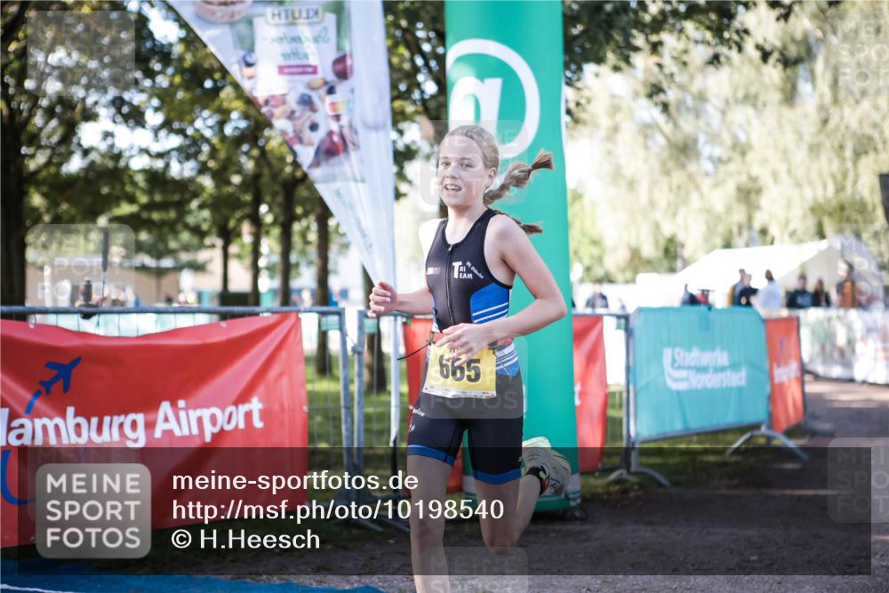 06.09.2026 - 20. Norderstedt Triathlon H.Heesch http://msf.ph/oto/10198540 06.09.2026 09:45:19 Ziel 664, 665 meine-sportfotos.de