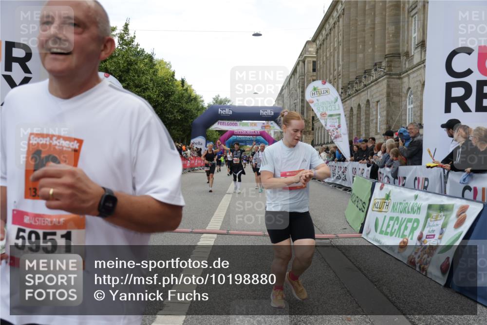06.09.2026 - CURREX Alsterlauf Yannick Fuchs http://msf.ph/oto/10198880 06.09.2026 10:07:13 Ziel 2187, 2355, 2893, 2903, 3103, 3607, 4078, 4140, 5069, 5549, 5813, 5951, 6214, 8303, 8306 meine-sportfotos.de