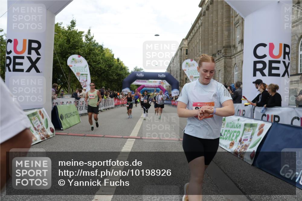 06.09.2026 - CURREX Alsterlauf Yannick Fuchs http://msf.ph/oto/10198926 06.09.2026 10:07:13 Ziel 2187, 2355, 2893, 2903, 3103, 3607, 4078, 4140, 5069, 5549, 5813, 5951, 6214, 8303, 8306 meine-sportfotos.de