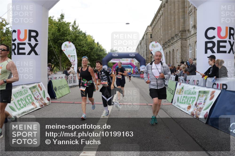 06.09.2026 - CURREX Alsterlauf Yannick Fuchs http://msf.ph/oto/10199163 06.09.2026 10:07:16 Ziel 2187, 2893, 2903, 4078, 4140, 5069, 5227, 5549, 5813, 5951, 6214, 8303, 8306 meine-sportfotos.de