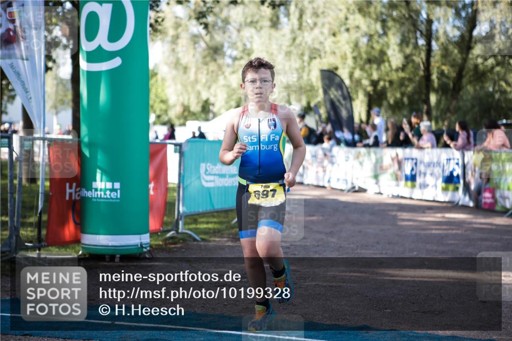 06.09.2026 - 20. Norderstedt Triathlon H.Heesch http://msf.ph/oto/10199328 06.09.2026 09:48:25 Ziel 696, 697 meine-sportfotos.de