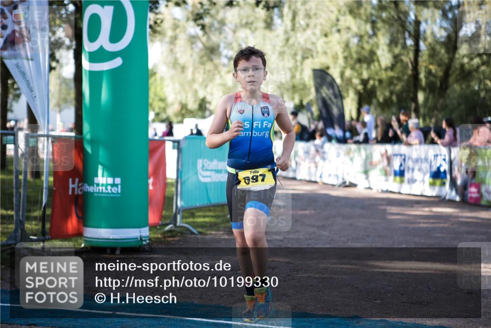06.09.2026 - 20. Norderstedt Triathlon H.Heesch http://msf.ph/oto/10199330 06.09.2026 09:48:25 Ziel 696, 697 meine-sportfotos.de