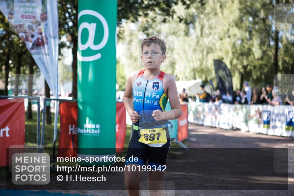 06.09.2026 - 20. Norderstedt Triathlon H.Heesch http://msf.ph/oto/10199342 06.09.2026 09:48:25 Ziel 696, 697 meine-sportfotos.de