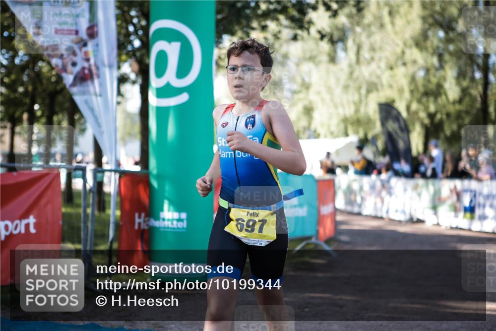 06.09.2026 - 20. Norderstedt Triathlon H.Heesch http://msf.ph/oto/10199344 06.09.2026 09:48:25 Ziel 696, 697 meine-sportfotos.de