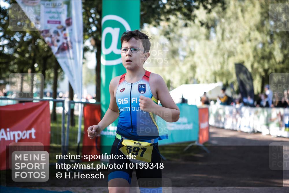 06.09.2026 - 20. Norderstedt Triathlon H.Heesch http://msf.ph/oto/10199348 06.09.2026 09:48:25 Ziel 696, 697 meine-sportfotos.de
