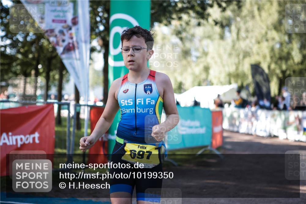 06.09.2026 - 20. Norderstedt Triathlon H.Heesch http://msf.ph/oto/10199350 06.09.2026 09:48:25 Ziel 696, 697 meine-sportfotos.de