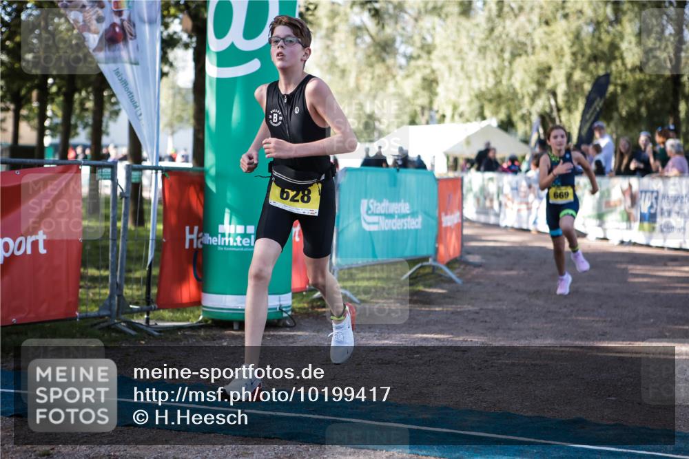 06.09.2026 - 20. Norderstedt Triathlon H.Heesch http://msf.ph/oto/10199417 06.09.2026 09:48:40 Ziel 628, 668, 669 meine-sportfotos.de
