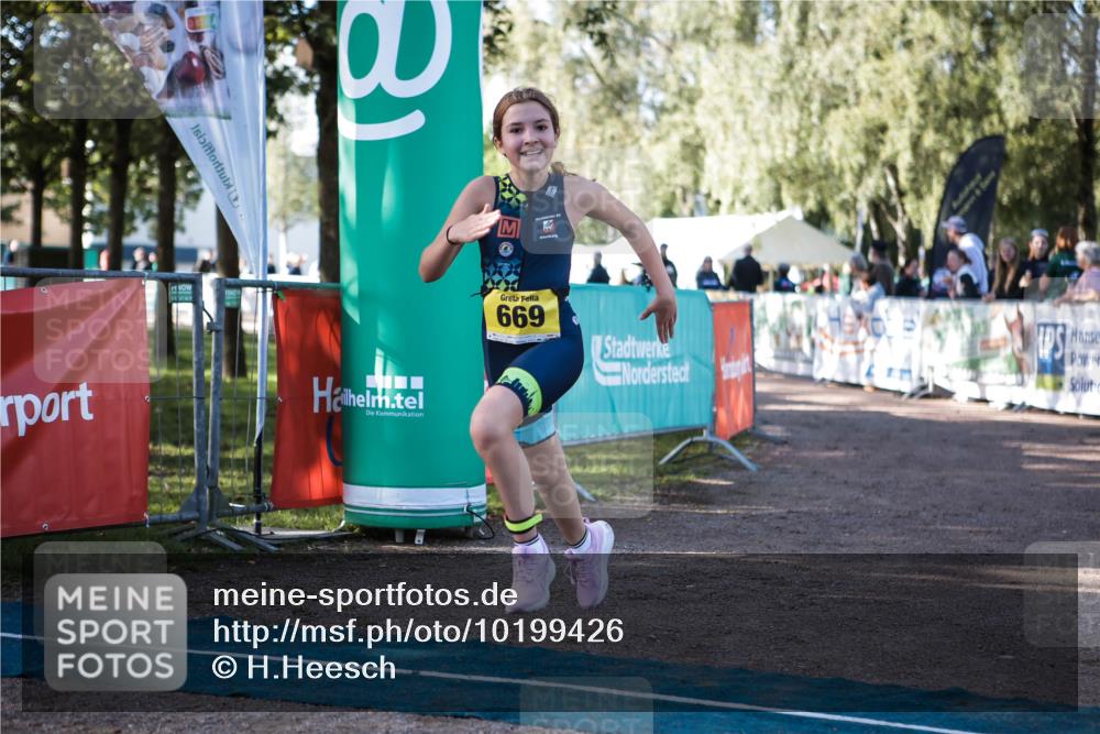 06.09.2026 - 20. Norderstedt Triathlon H.Heesch http://msf.ph/oto/10199426 06.09.2026 09:48:41 Ziel 628, 668, 669 meine-sportfotos.de
