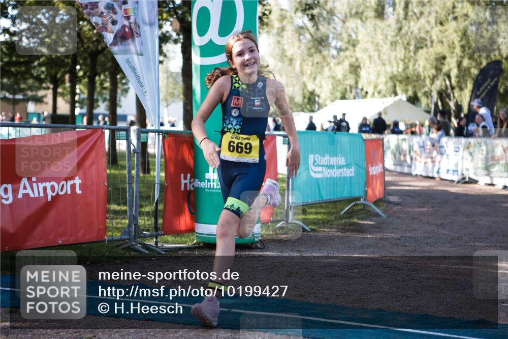 06.09.2026 - 20. Norderstedt Triathlon H.Heesch http://msf.ph/oto/10199427 06.09.2026 09:48:41 Ziel 628, 668, 669 meine-sportfotos.de