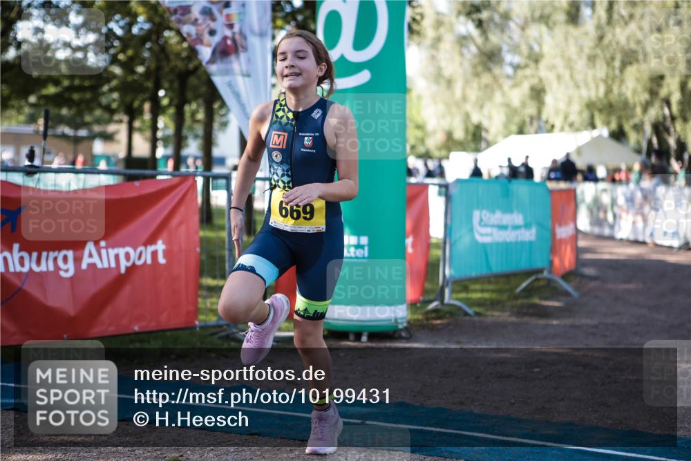 06.09.2026 - 20. Norderstedt Triathlon H.Heesch http://msf.ph/oto/10199431 06.09.2026 09:48:42 Ziel 628, 668, 669 meine-sportfotos.de