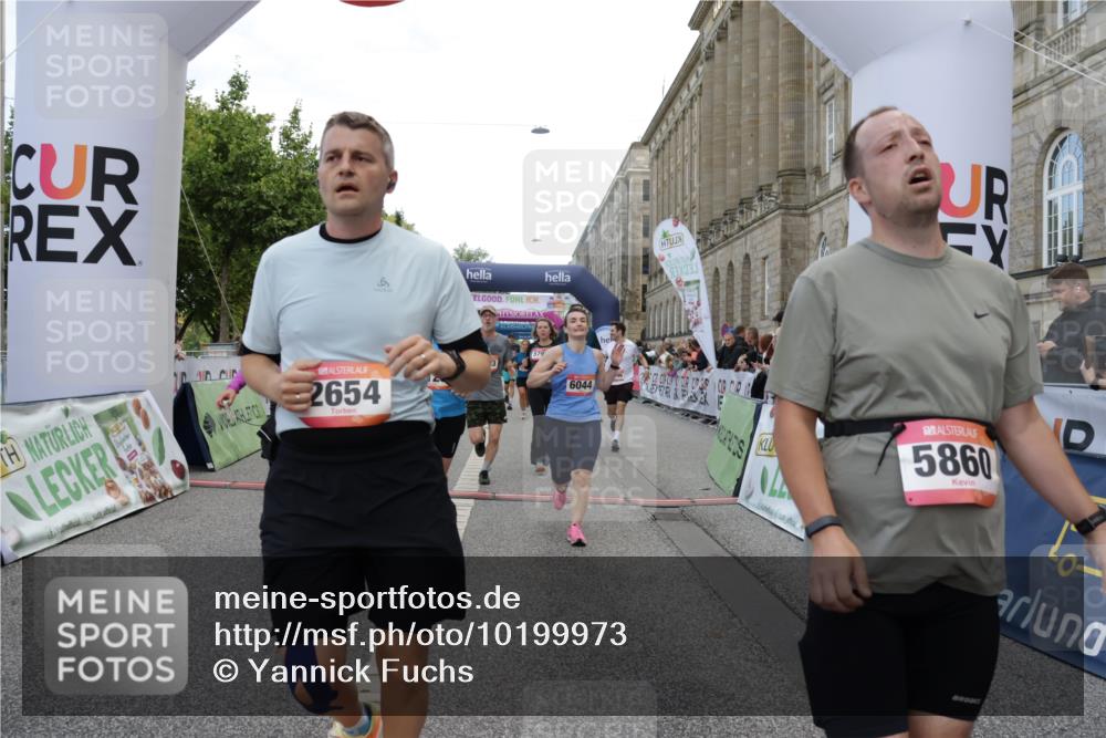 06.09.2026 - CURREX Alsterlauf Yannick Fuchs http://msf.ph/oto/10199973 06.09.2026 10:07:52 Ziel 1316, 2123, 2387, 2654, 2933, 3092, 3296, 3576, 3705, 3706, 3722, 3723, 3757, 3758, 3915, 3916, 3932, 4419, 4473, 5324, 5338, 5587, 5588, 5791, 5860, 6044, 6176, 6223, 6382 meine-sportfotos.de