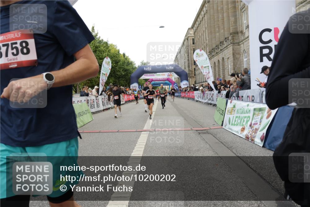 06.09.2026 - CURREX Alsterlauf Yannick Fuchs http://msf.ph/oto/10200202 06.09.2026 10:07:59 Ziel 2123, 2387, 2933, 3296, 3666, 3722, 3723, 3757, 3758, 3915, 3916, 3932, 4159, 5256, 5290, 5324, 5587, 5588, 5597, 5791, 6044, 6168, 6382 meine-sportfotos.de