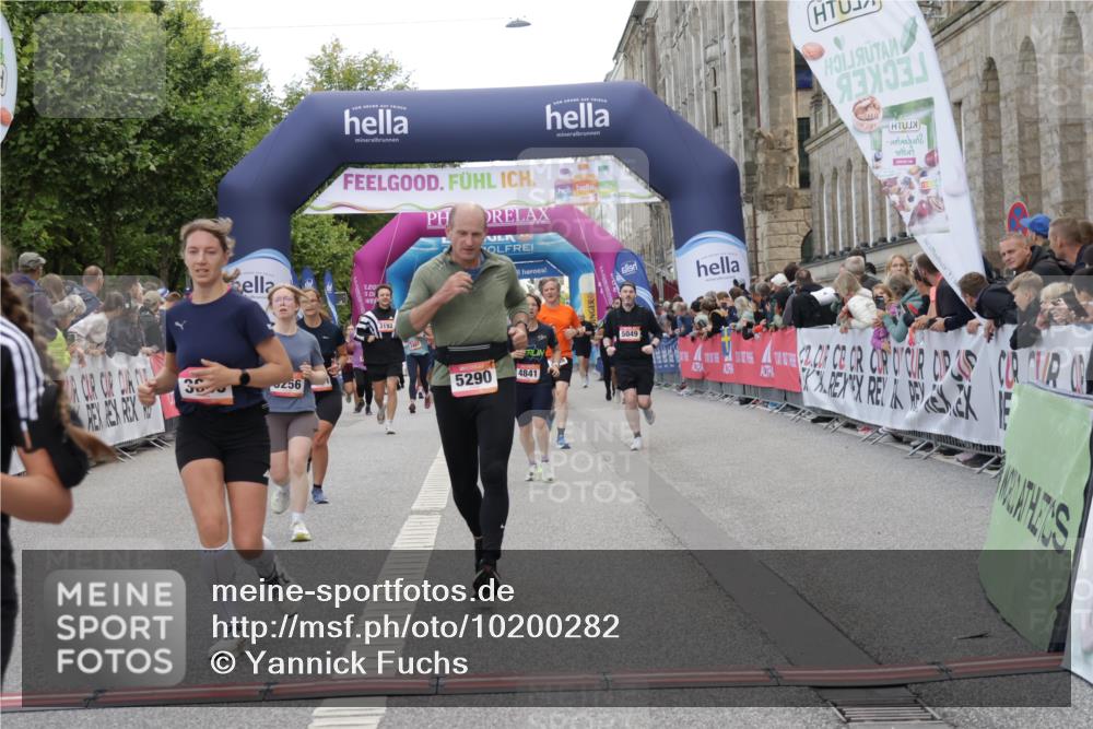06.09.2026 - CURREX Alsterlauf Yannick Fuchs http://msf.ph/oto/10200282 06.09.2026 10:08:02 Ziel 3296, 3666, 3757, 3758, 3915, 3916, 3932, 4159, 4841, 5049, 5256, 5290, 5324, 5597, 6168, 6361, 6395 meine-sportfotos.de